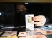Harga Emas Antam Turun Rp12.000 Balik ke Bawah Rp1,6 Juta, Saatnya Beli?