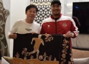 Keharuan Shin Tae-yong Pulang Dikawal Suporter dan Bawa Oleh-oleh Batik