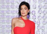 Kylie Jenner Diduga Hamil Anak Ketiga, Video Tutupi Perut Viral