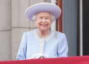 7 Perhiasan Mahal Ratu Elizabeth II, dari Mahkota hingga Bros Berlian Mewah