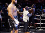 Ngamuk Kalah KO, Petinju Ini Cengkeram dan Pukul Wasit Tinju di Ring