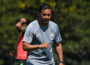 Asisten Pelatih Timnas Indonesia Denny Landzaat Masuk Radar Calon Pelatih Willem II