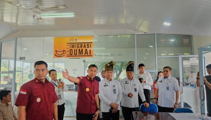Staf khusus menteri saat melakukan kunjungan di Kantor Imigrasi Dumai