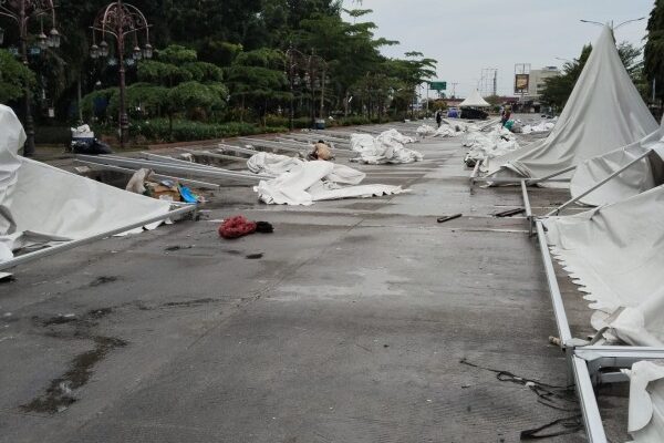 Muhammad Febri Selaku EO DUFEST 2025 Terus Pantau Pembongkaran Tenda dan Kebersihan Bersama DLHK