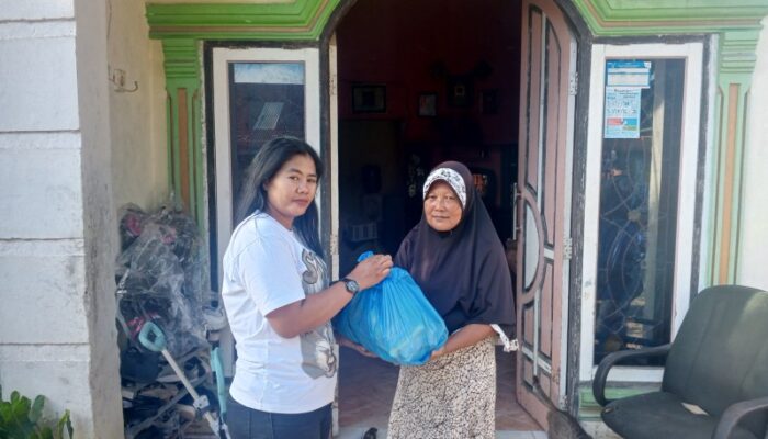 Media Online Dirganusantara dan Suarakritik.Com Berikan Bantuan Sembako Ke Masyarakat.