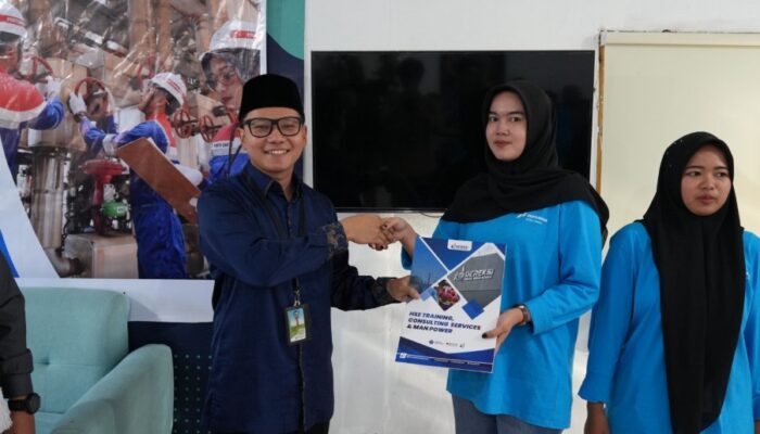 Pertamina Patra Niaga Kilang Dumai Perkuat Daya Saing Pemuda Sekitar Area Operasi Melalui Sertifikasi K3 BNSP