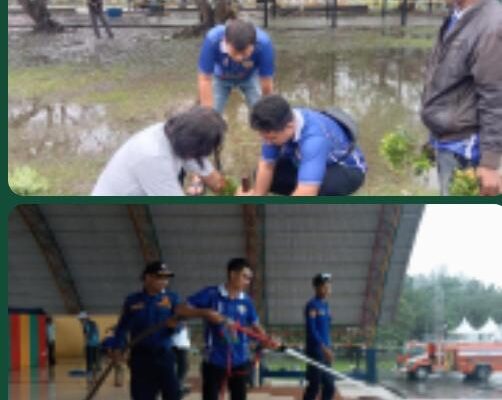 Hujan Deras Tak Jadi Halangan Karang Taruna Lanjut Lakukan Gotong Royong Bersih bersih Taman Bukit Gelanggang
