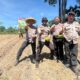 Kapolsek Bukit Kapur IPTU ZULFAHLI, S.H., M.H Bersama Personil Polsek Bukit Kapur Melakukan Penanaman Jagung di Lahan Samping MAKO Polsek Bukit Kapur.